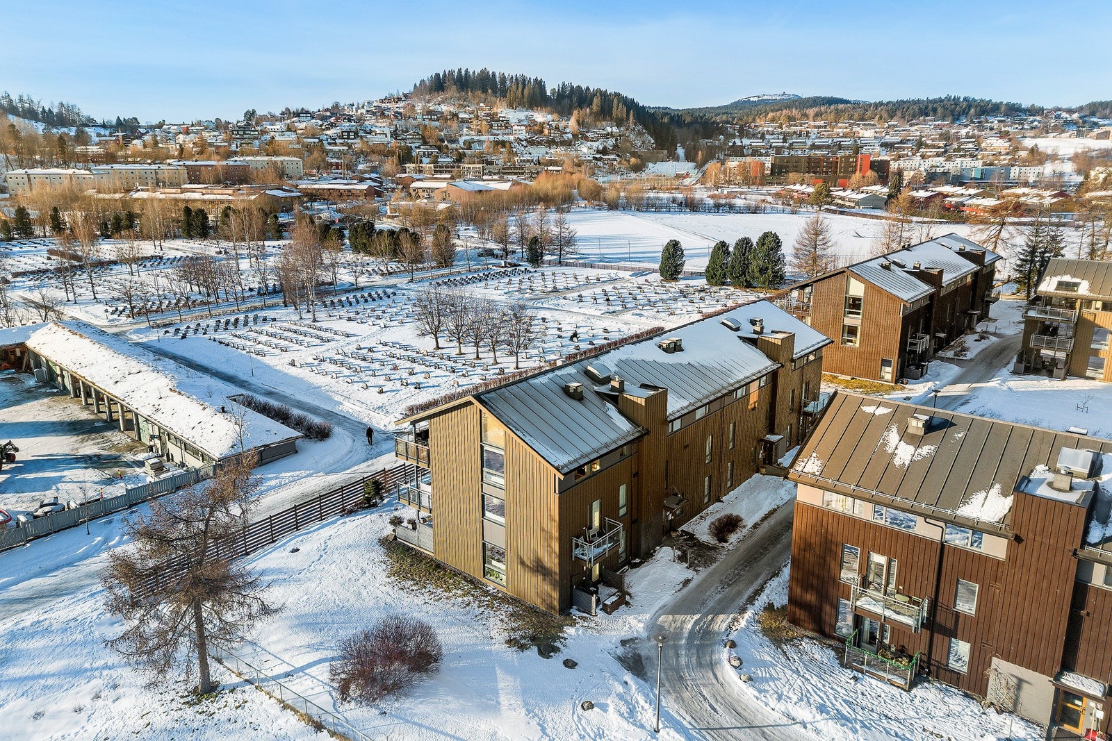 Her har du apotek, dagligvarebutikker, flotte turmuligheter, gode kollektivforbindelser samt flere skoler og barnehager i kort avstand. Galleribilde