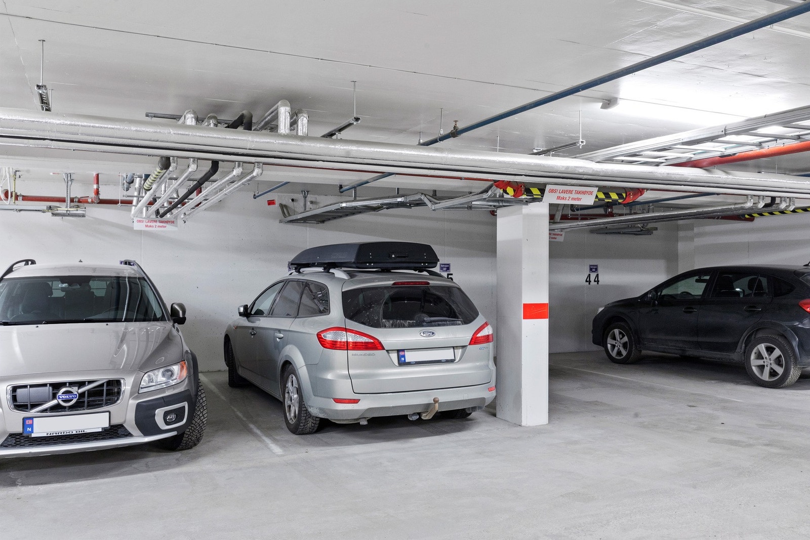 Med leiligheten følger det en fast parkeringsplass i parkeringskjeller. Galleribilde