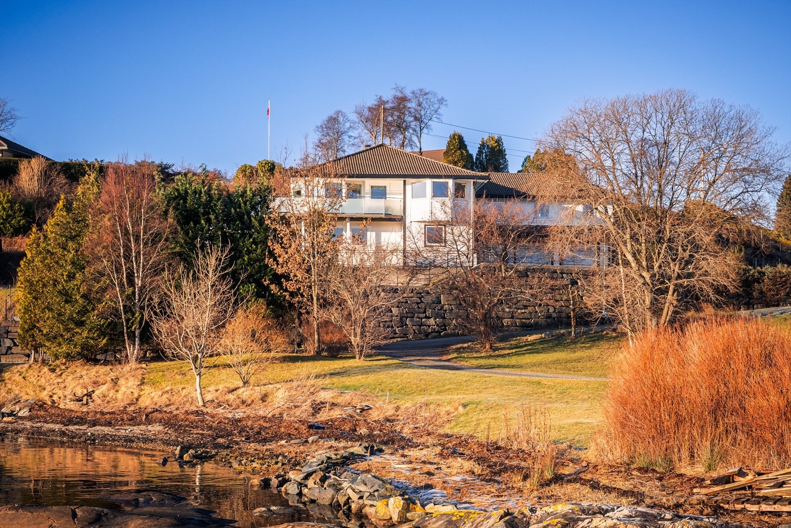 Her bor man i rolige omgivelser med nærhet til sjø, natur og nødvendige hverdagsfasiliteter. Galleribilde