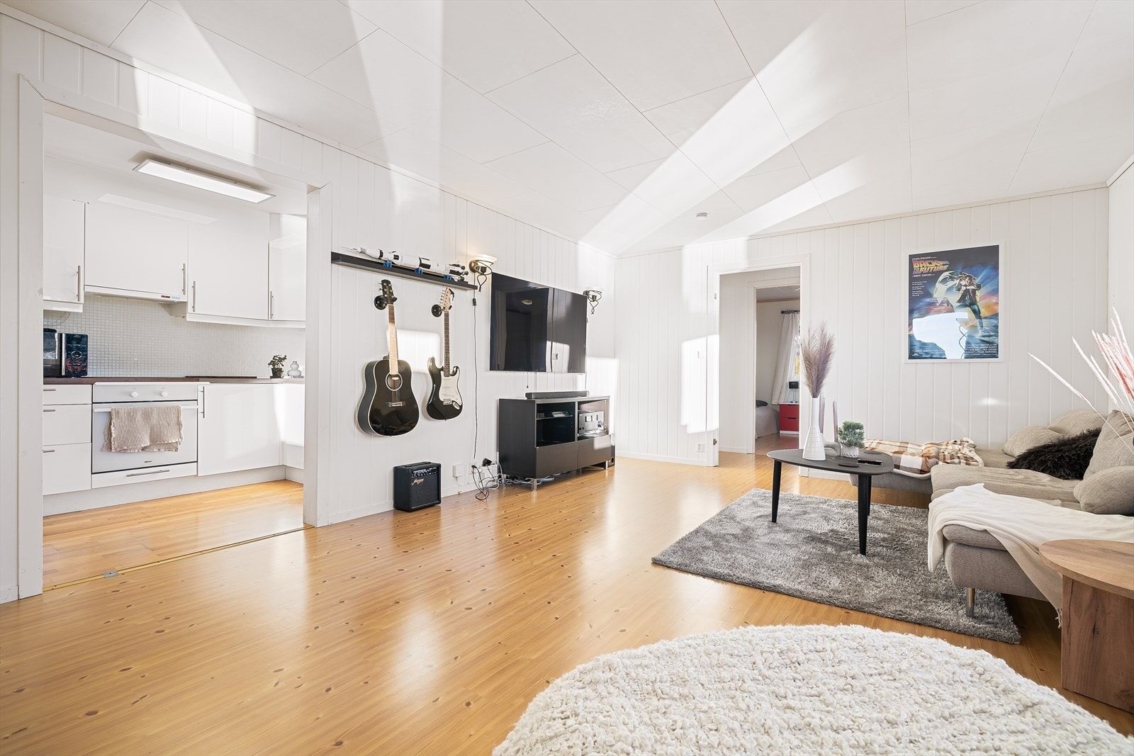 Videre kommer du inn til stue og kjøkken som måler hele 30,6kvm. Galleribilde