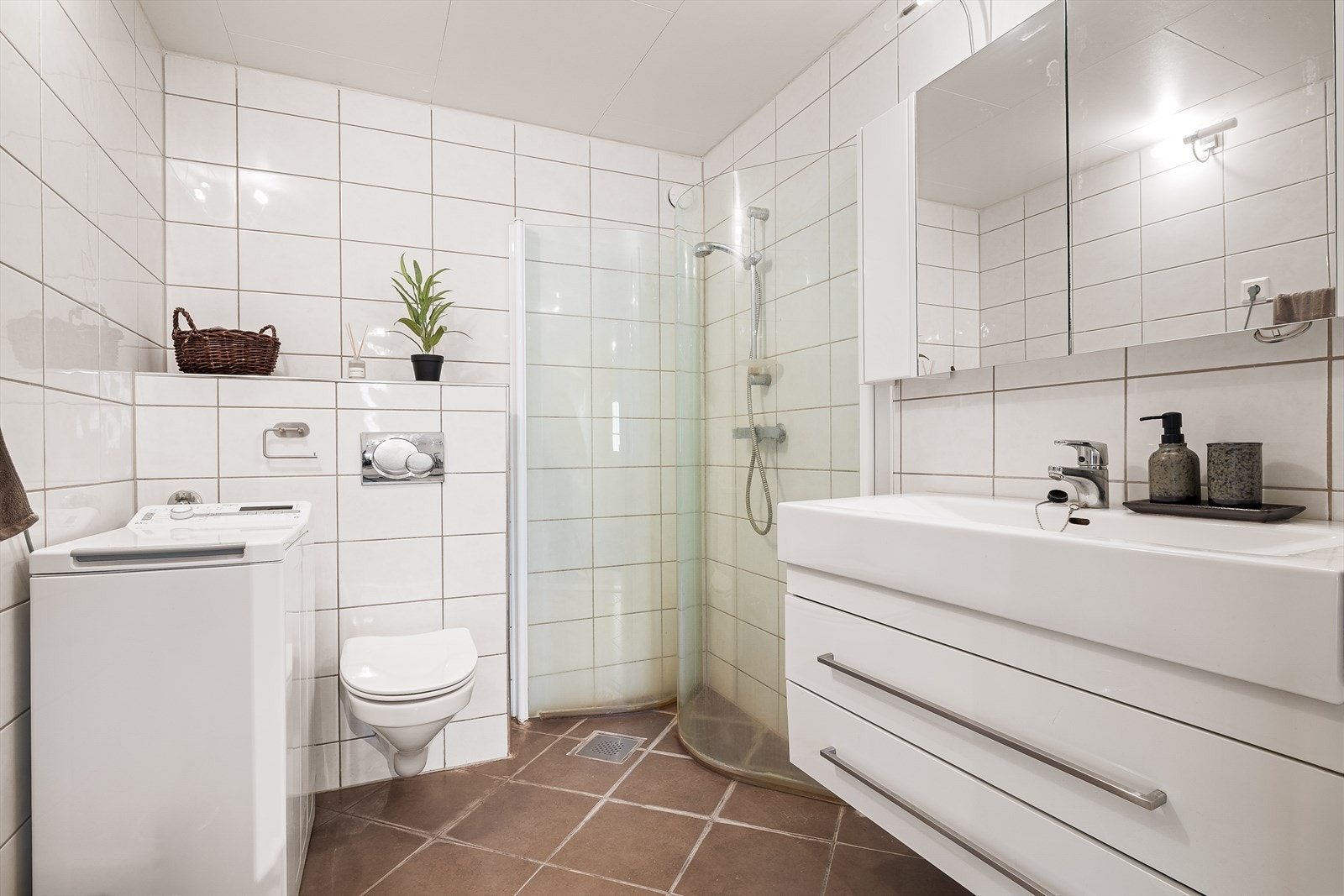 Tidløst bad som er helfliset og har varme i gulv. Galleribilde