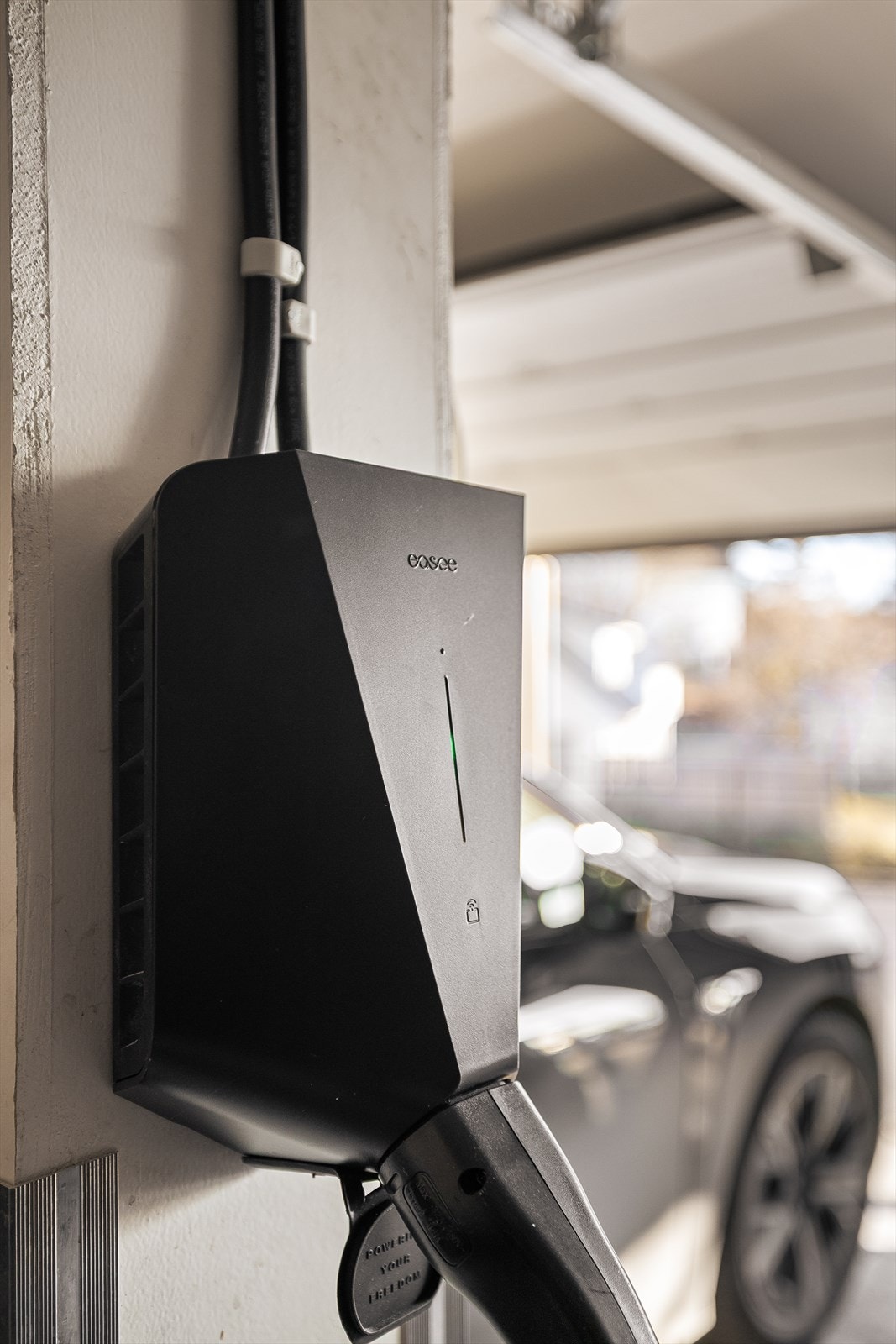 I garasjen er det 2 stk Easee elbil-ladere. Galleribilde