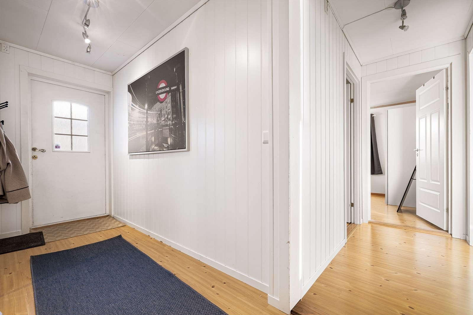 Videre går vi inn til den ikke godkjente utleiedelen, som har egen inngangsdør. Galleribilde