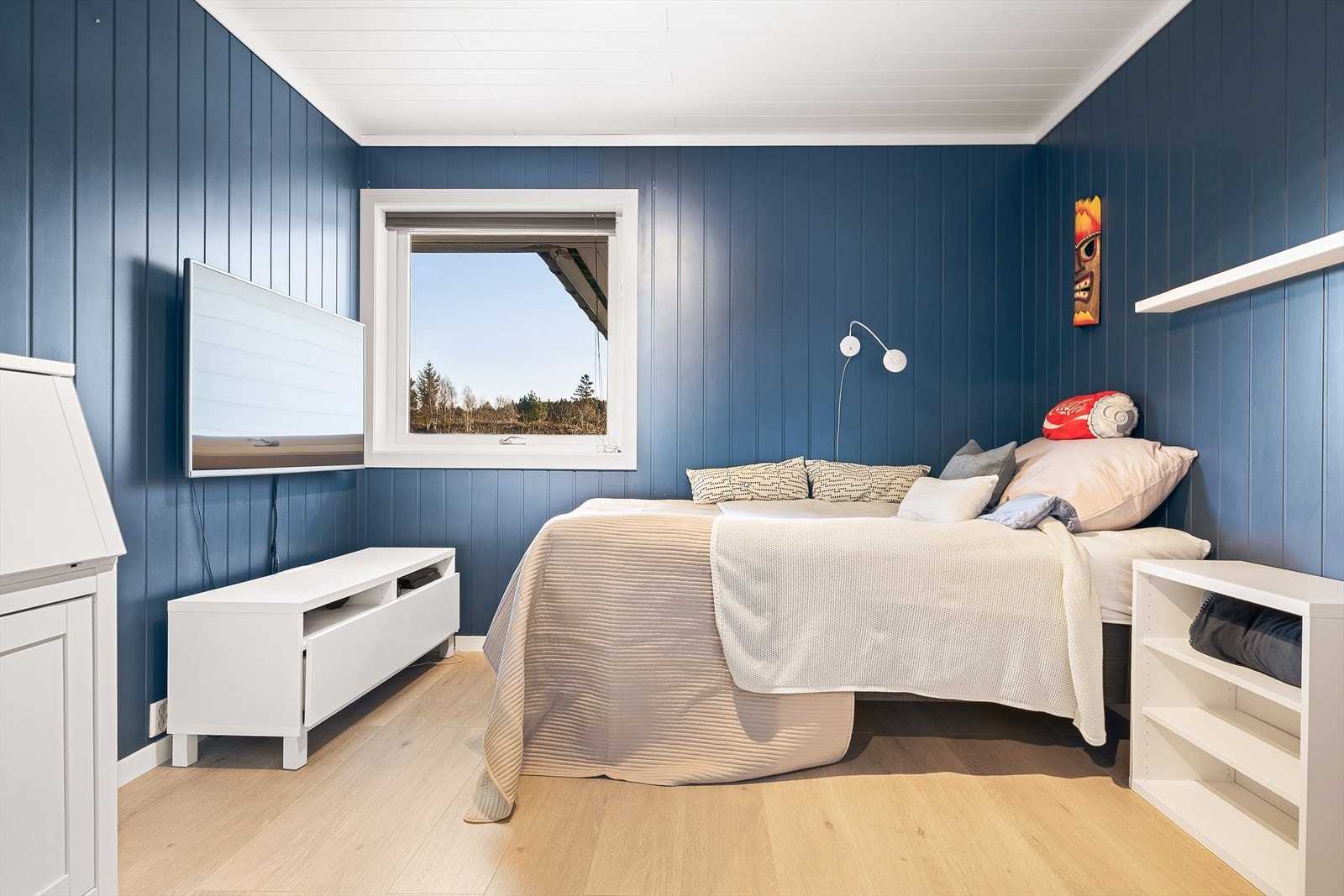 Soverom 1 | Boligen har fire soverom i 2.etasje, noe som gir svært gode romløsninger og plass til både familie, gjester og hjemmekontor ved behov. Galleribilde