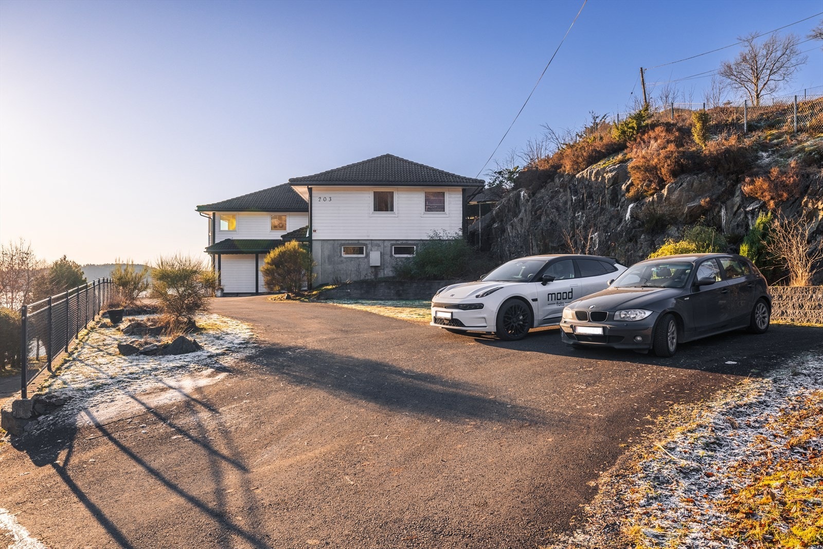 På tomten er det mulighet for flere biloppstillingsplasser. Galleribilde