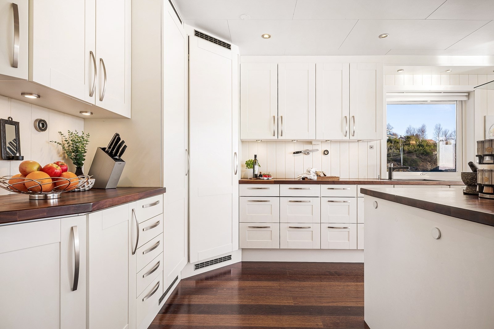 Kjøkkenet er utstyrt med integrert stekeovn, kjøleskap, fryseskap og oppvaskmaskin. Galleribilde