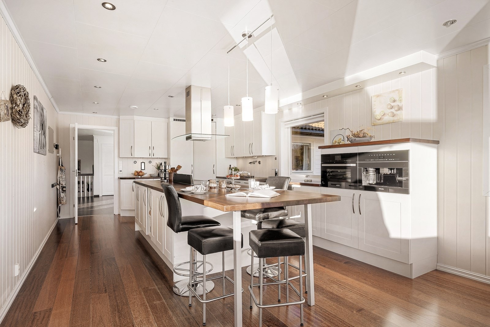 Merk den flotte kjøkkenøyen som både inviterer til sosial matlaging og gir praktiske, ekstra sitteplasser. Galleribilde