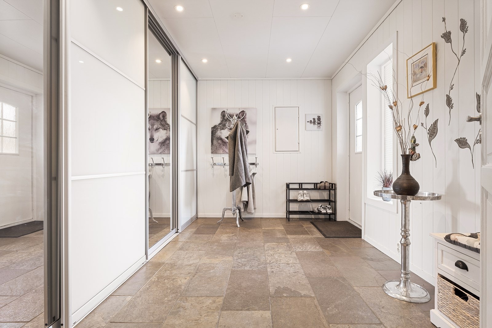 I gangen er det gode oppbevaringsmuligheter som gjør det enkelt å holde entréen ryddig til enhver tid. Galleribilde