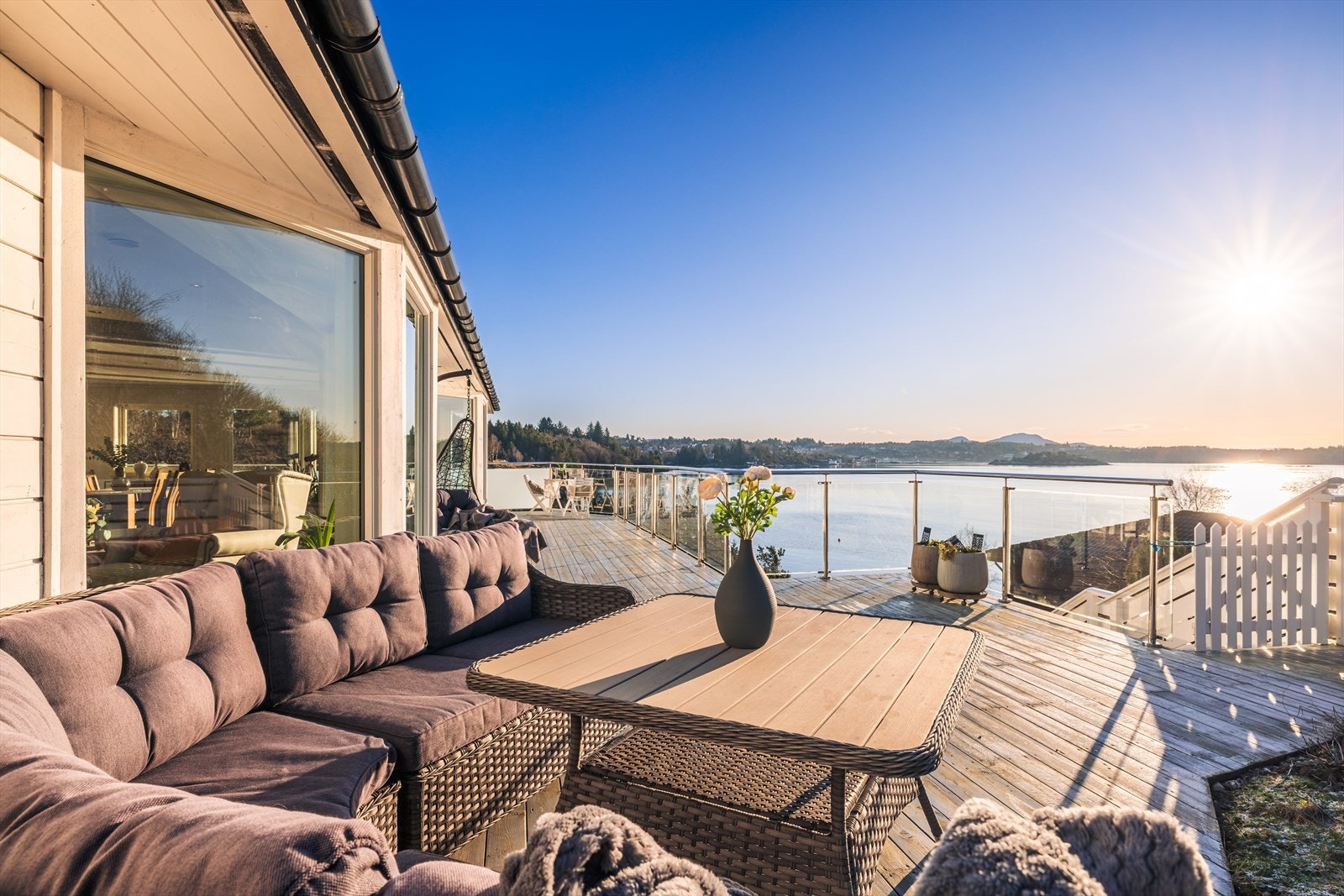 Terrassen er sørvendt med en dreining mot vest. Dette er synonymt med et fantastisk solbilde! Galleribilde