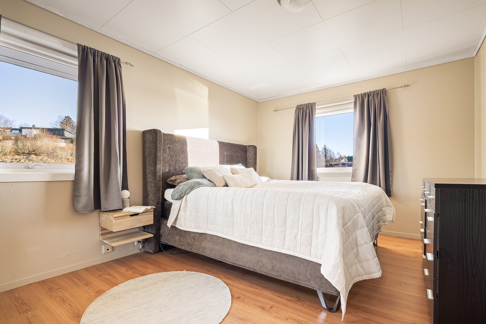 Soverom 4 | Hovedsoverommet måler hele 14,2kvm og har direkte adkomst til bad, noe som gir en praktisk og komfortabel løsning i hverdagen. Galleribilde