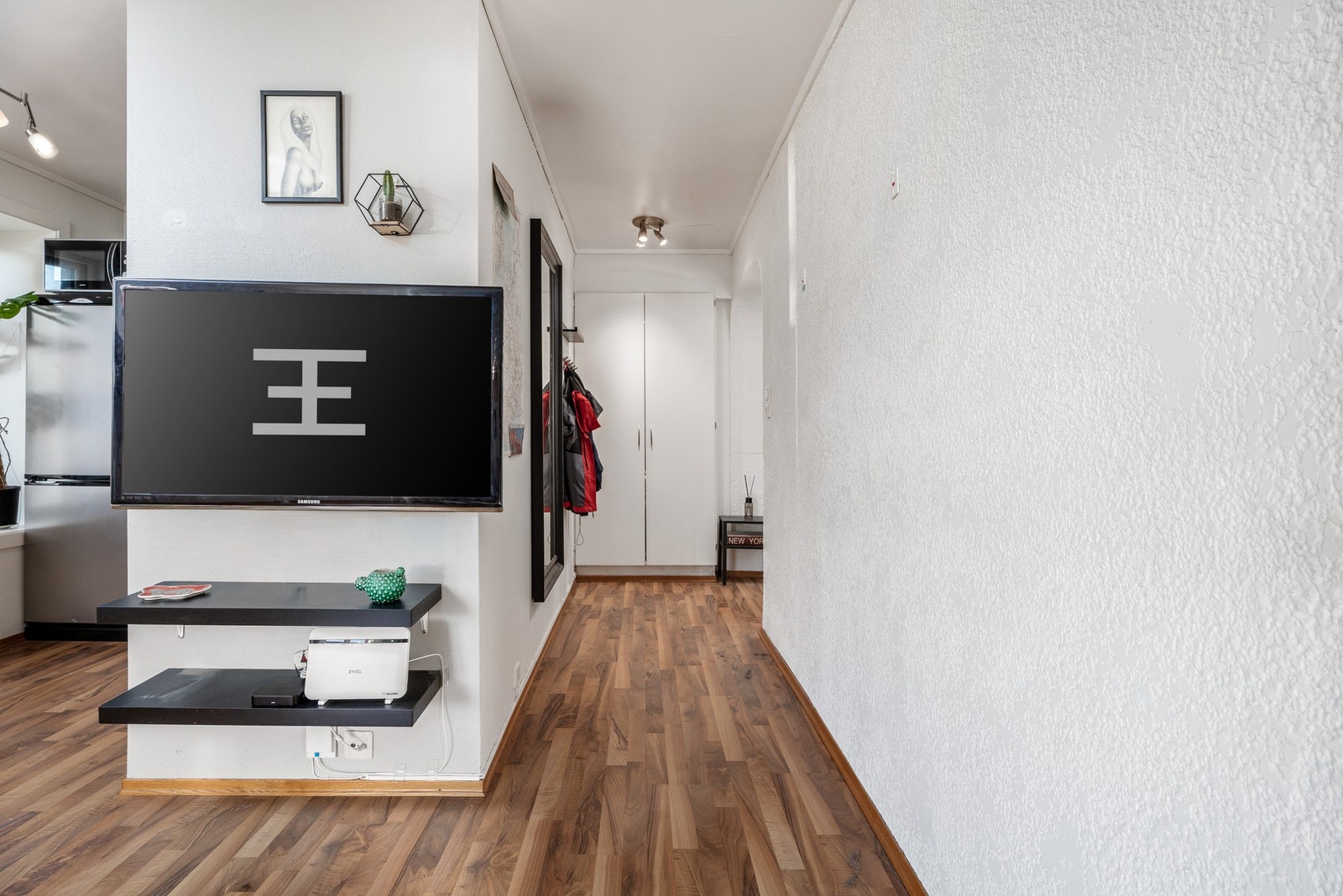 Romslig entré med bad til høyre. Galleribilde