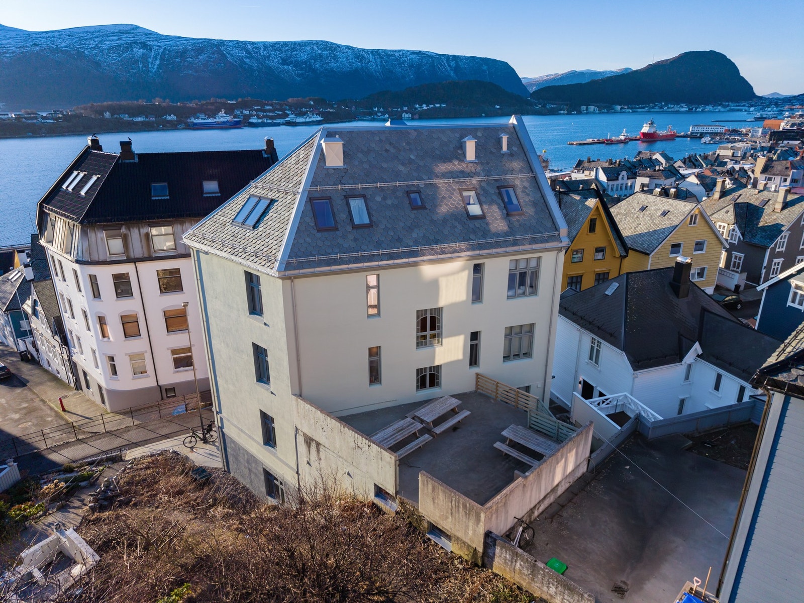 Skjermet fellesareal i sameiet med benker. Galleribilde