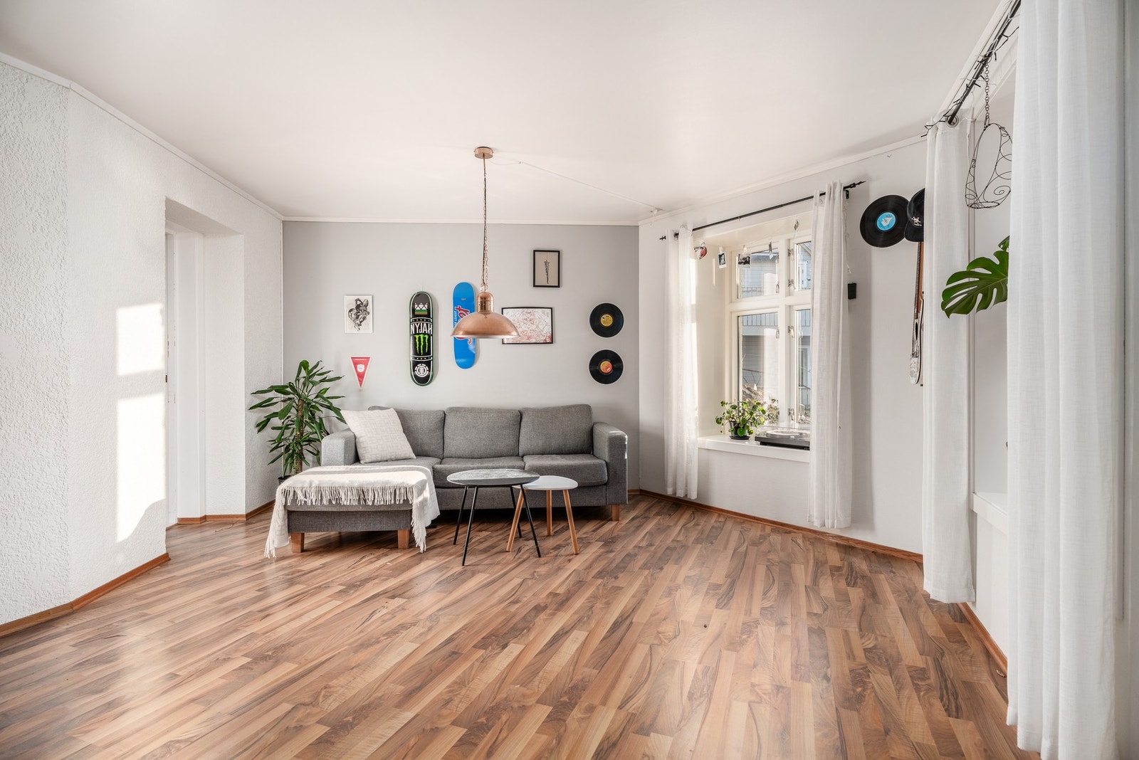 Romslig stue med god plass til både sofa- og spisegruppe. Galleribilde