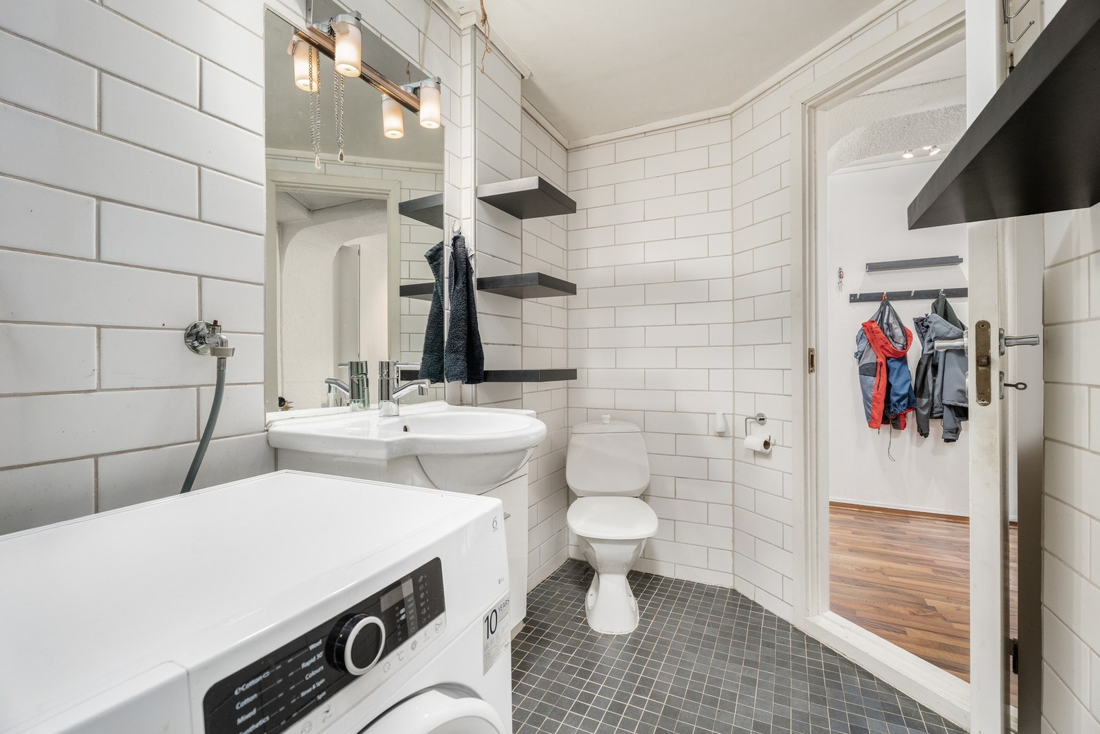 Baderom med opplegg for vaskemaskin. Galleribilde