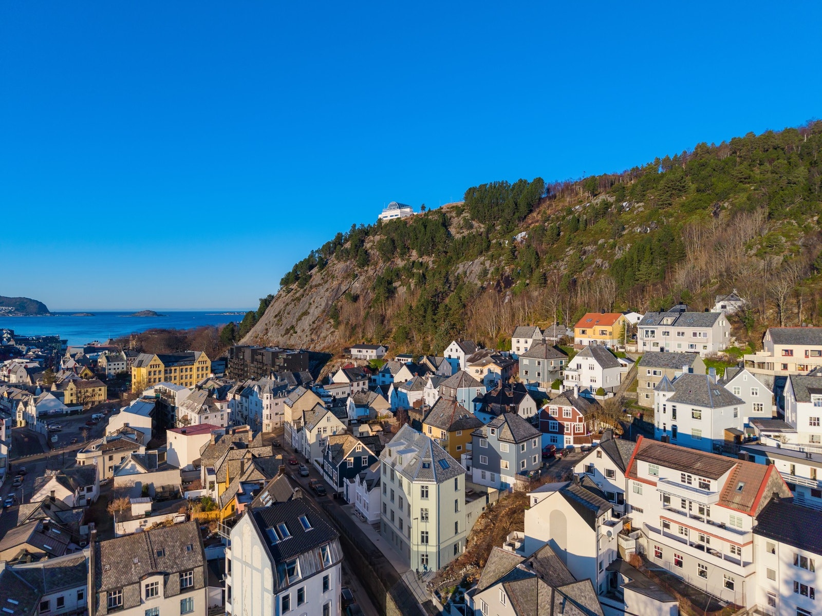 Leiligheten ligger sentralt i Ålesund sentrum, nær butikker, Fjellstua og kollektivtransport. Galleribilde
