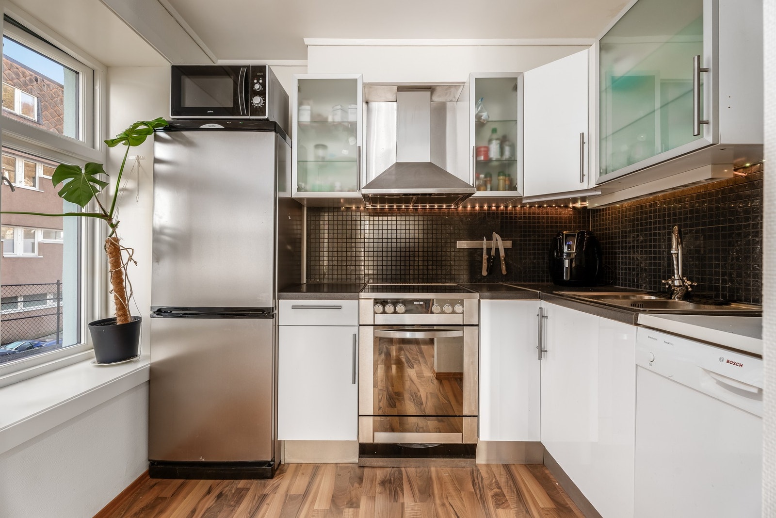 Kjøkkenet har gode oppbevaringsmuligheter med over- og underskap. Galleribilde