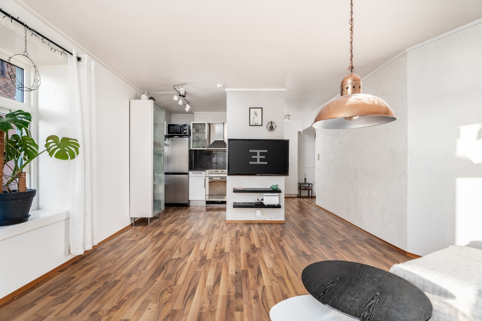 Romslig stue med åpen kjøkkenløsning. Galleribilde