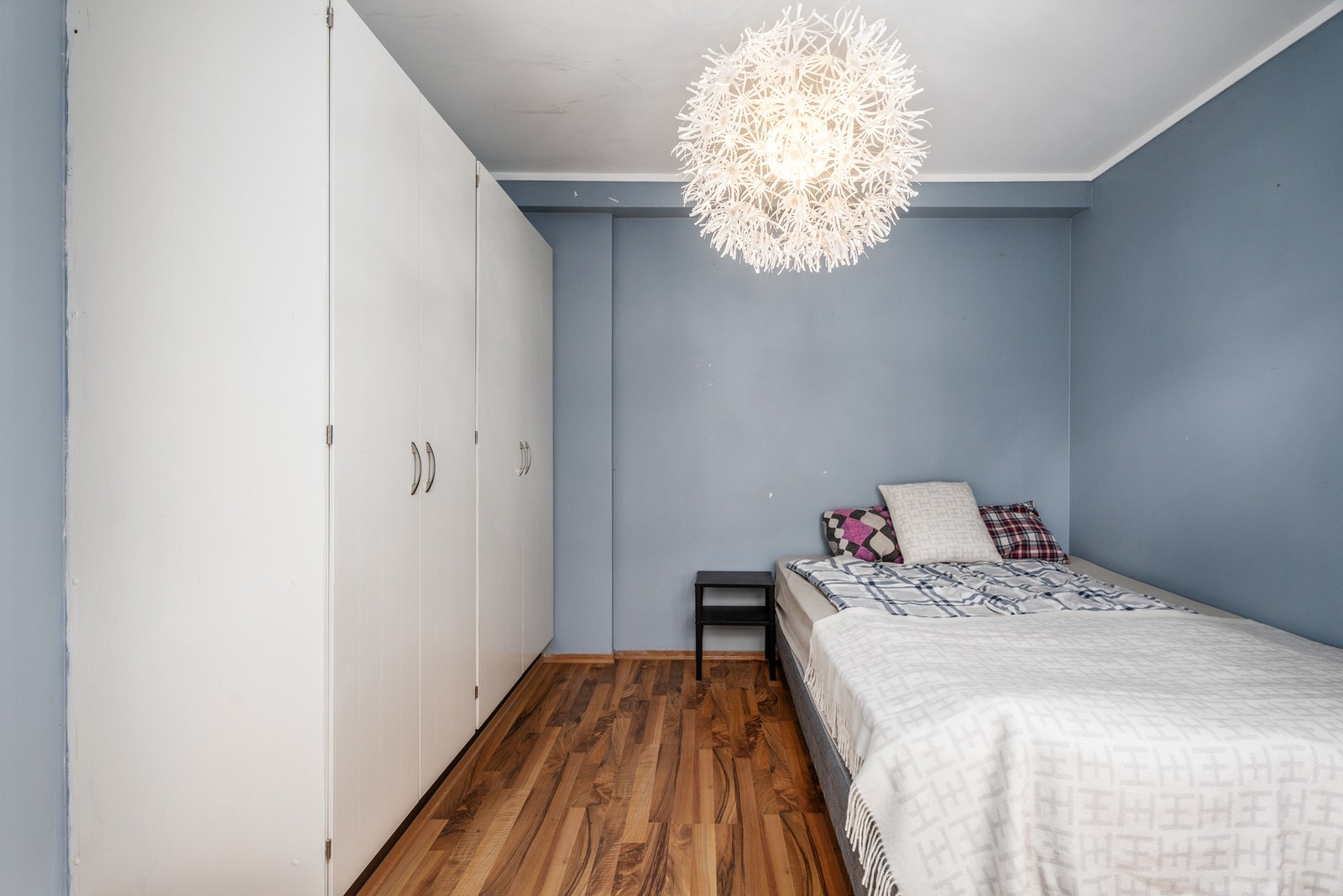 Romslig soverom med to gode skap. Galleribilde