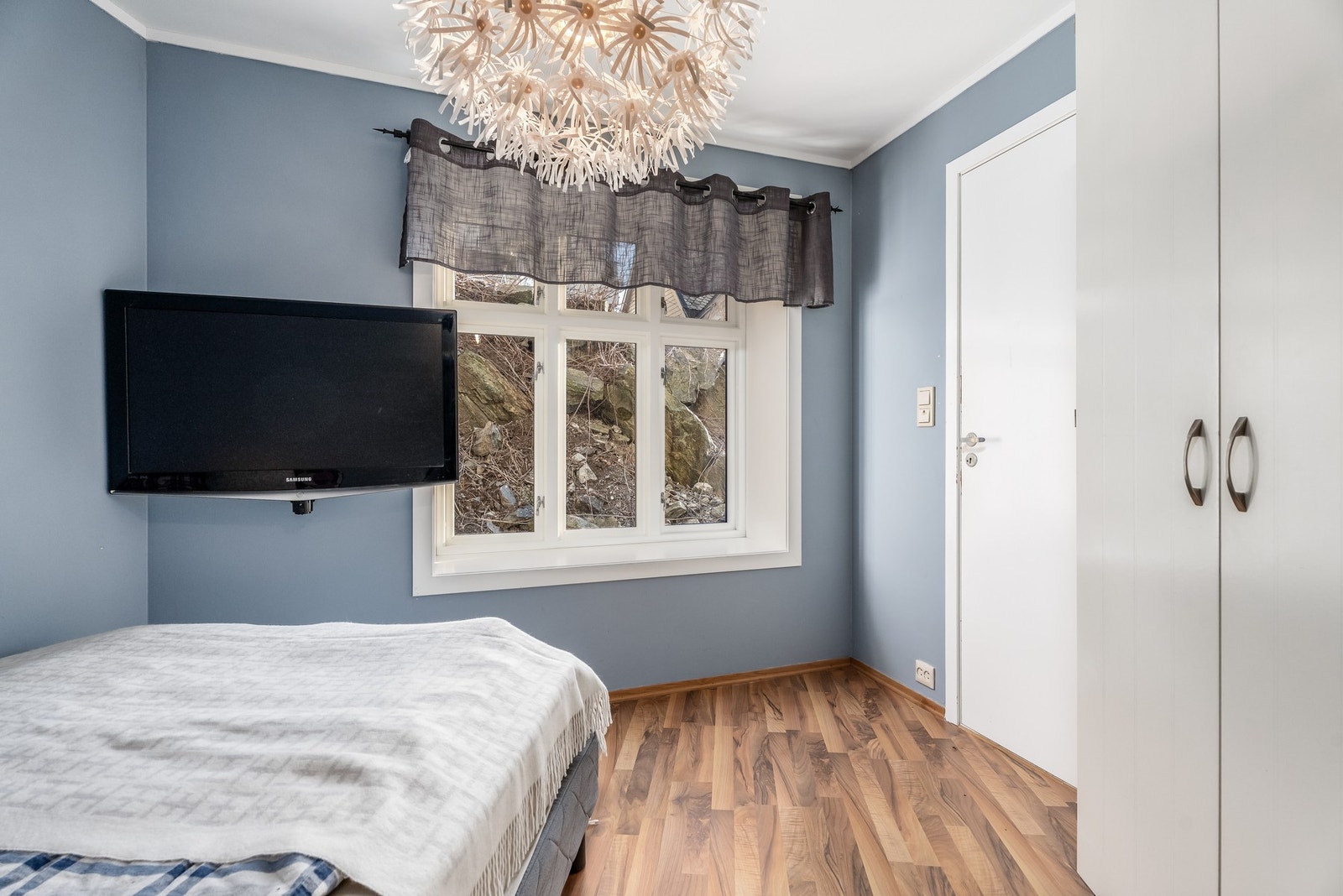 Stort vindu som slipper inn rikelig med lys. Galleribilde