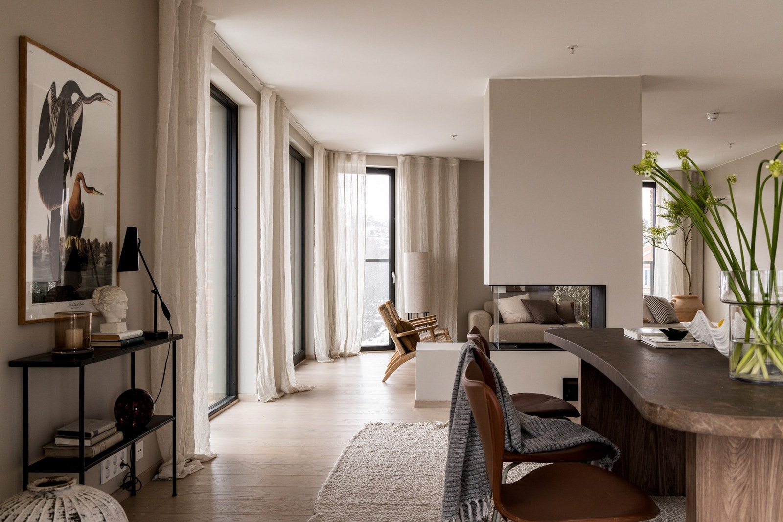 Peisen kan nytes fra både stuen og spisestuen. Galleribilde