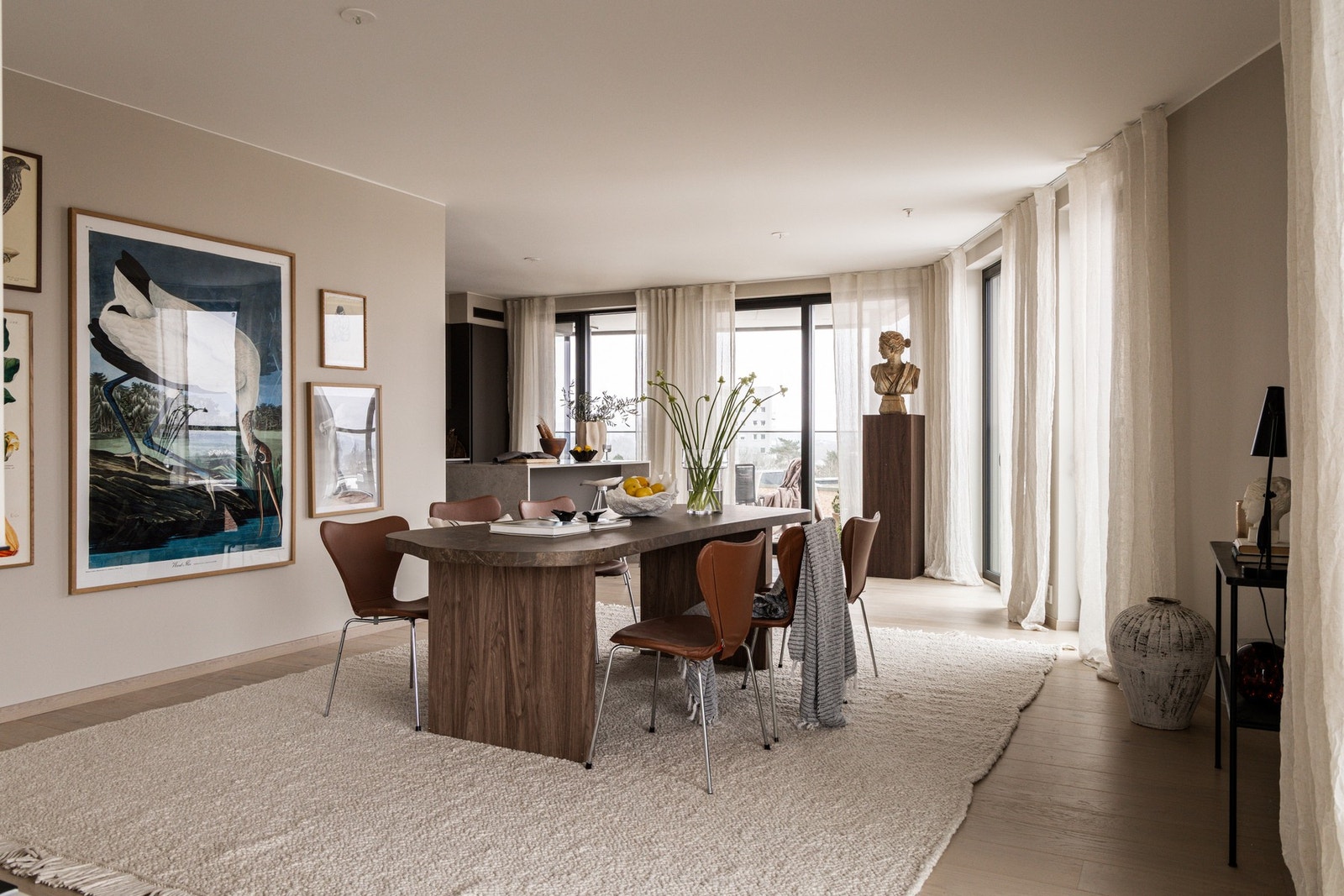 Spisestuen glir over i kjøkkenet og utgjør en åpen og sosial sone. Galleribilde