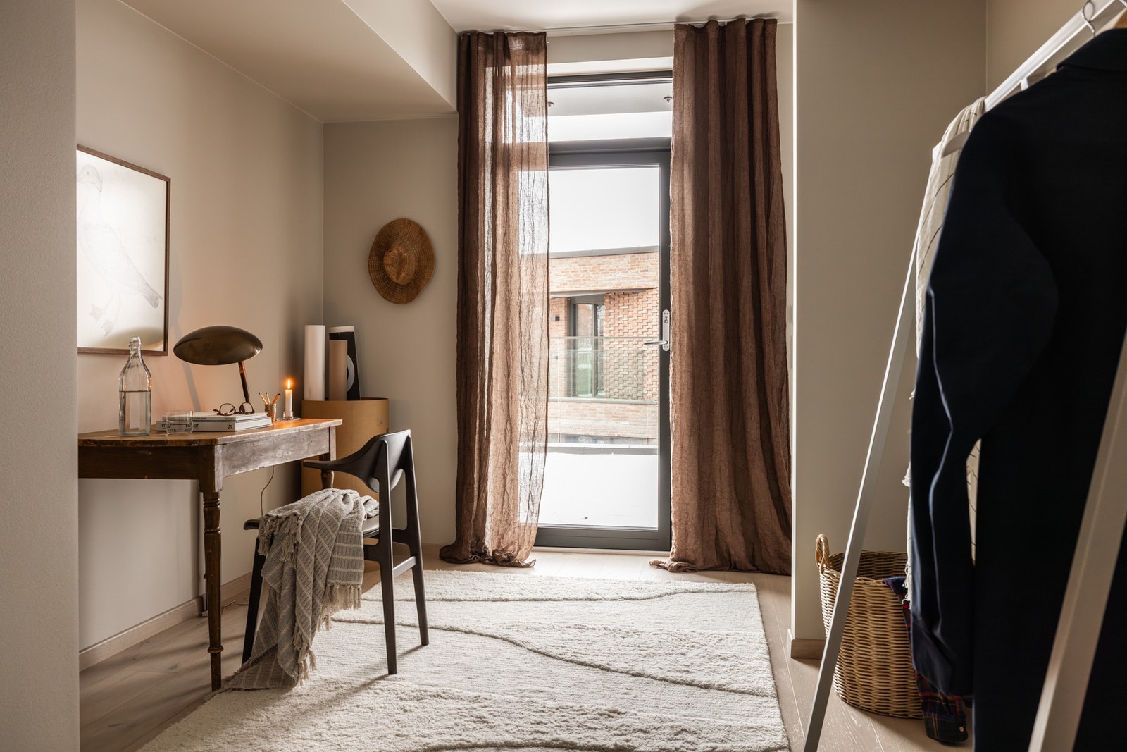 Hovedsoverommet har en egen avdeling for garderobe eller hjemmekontor. Det er også plass til begge deler. Galleribilde