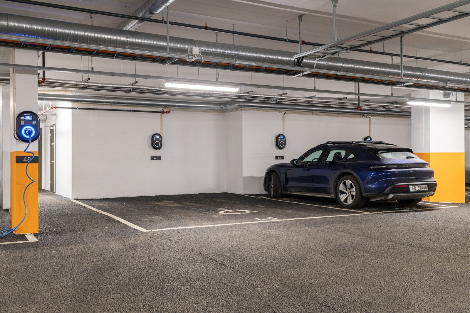 Det følger med bruksrett til parkeringsplass nr. 49 i felles garasjeanlegg. Dette er en HC-plass som er bredere enn vanlig. Les mer under parkering. Galleribilde