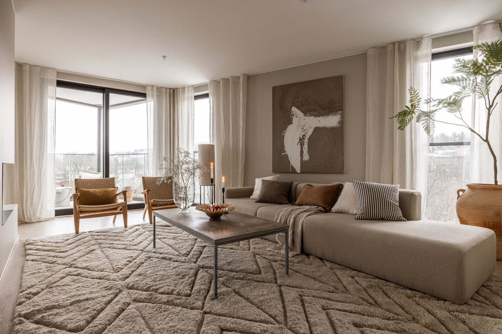 Hele leiligheten har gjennomgående høy og god standard. Stikkord er; moderne løsninger, store vindusflater og god atmosfære. Galleribilde