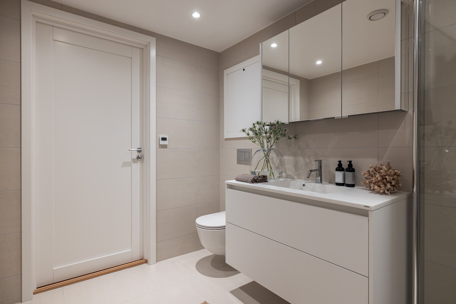 Badet har moderne fliser og innredning. Her får du en god start på dagen! Galleribilde