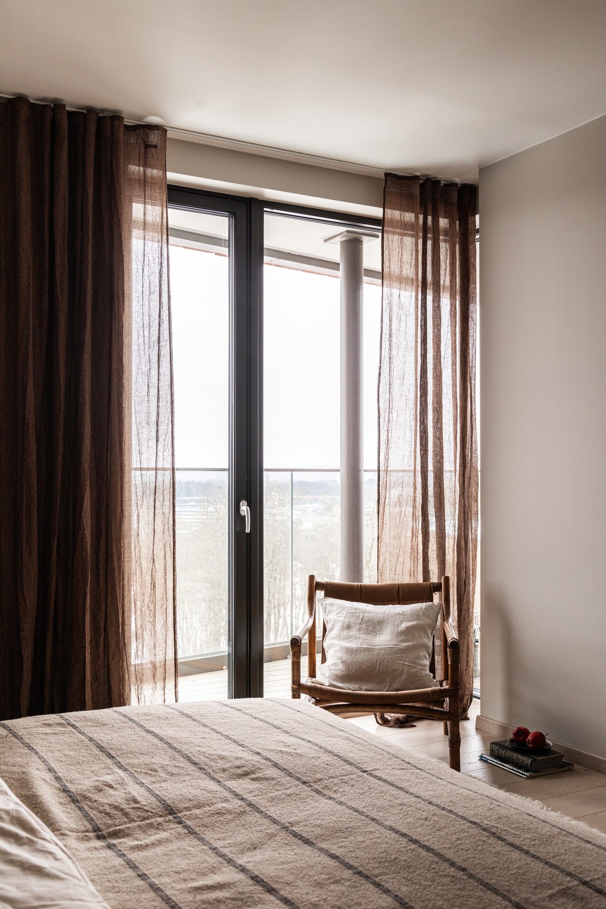 Utgang til terrassen og utsikt fra sengen. Galleribilde