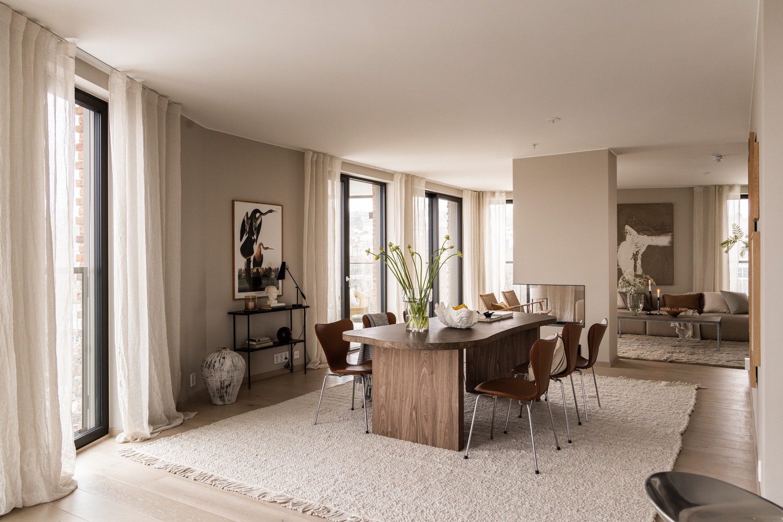 Her er det god plass til å dekke langbord og samle venner og familie rundt bordet til god mat og drikke. Galleribilde