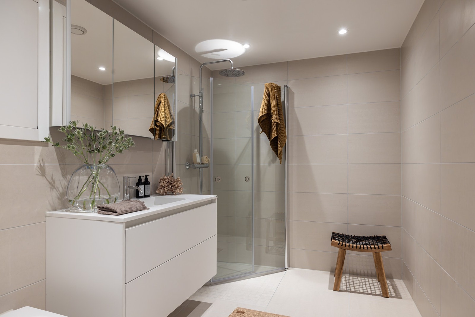 Hovedsoverommet har også et eget lekkert bad med adkomst fra garderobedelen. Galleribilde