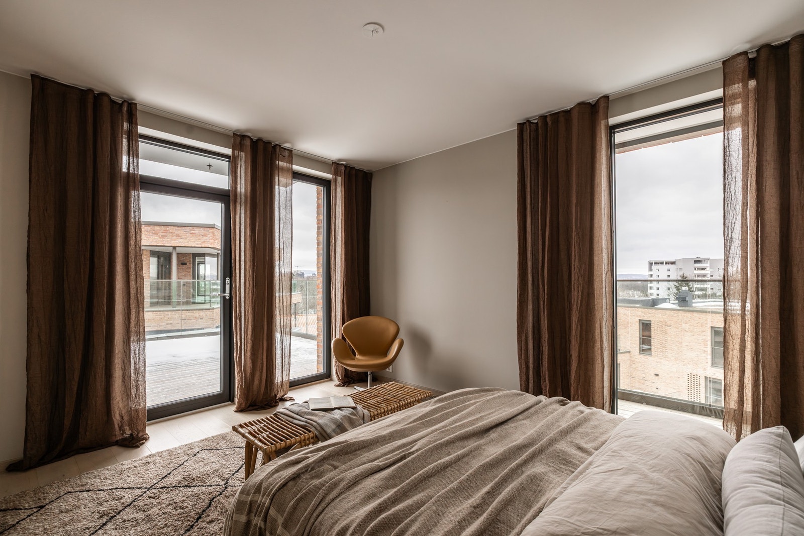 Hovedsoverommet har god plass til dobbeltseng med tilhørende nattbord. Galleribilde