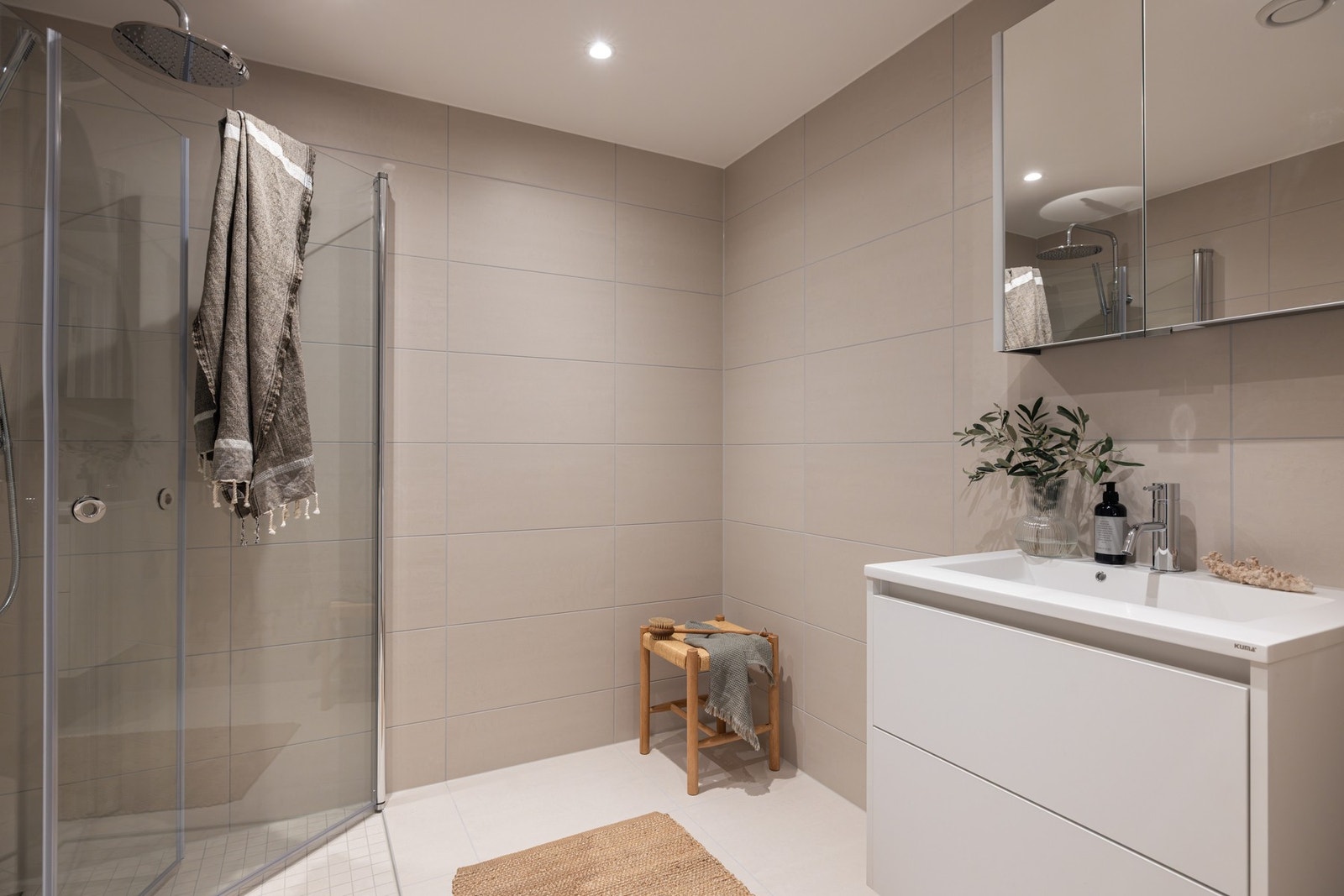 Leiligheten har to bad. Begge badene har samme farger og materialer, dette gir en fin helhet i boligen. Galleribilde