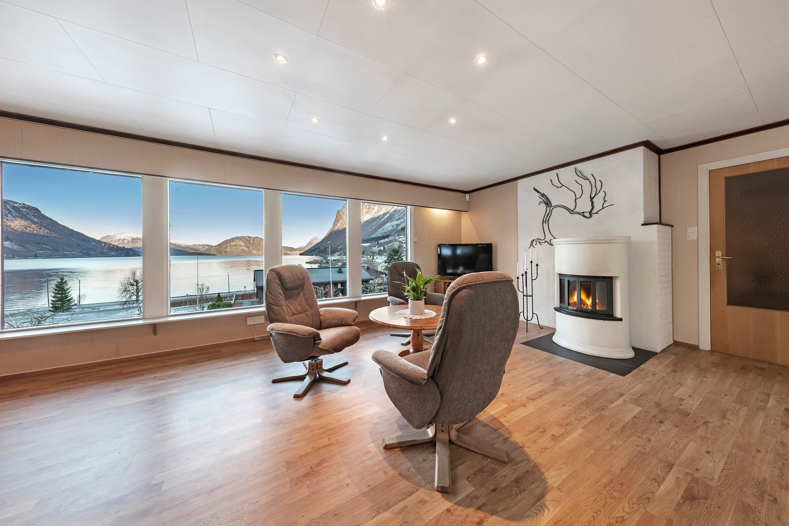 Det er vedovn og varmepumpe i stua Galleribilde