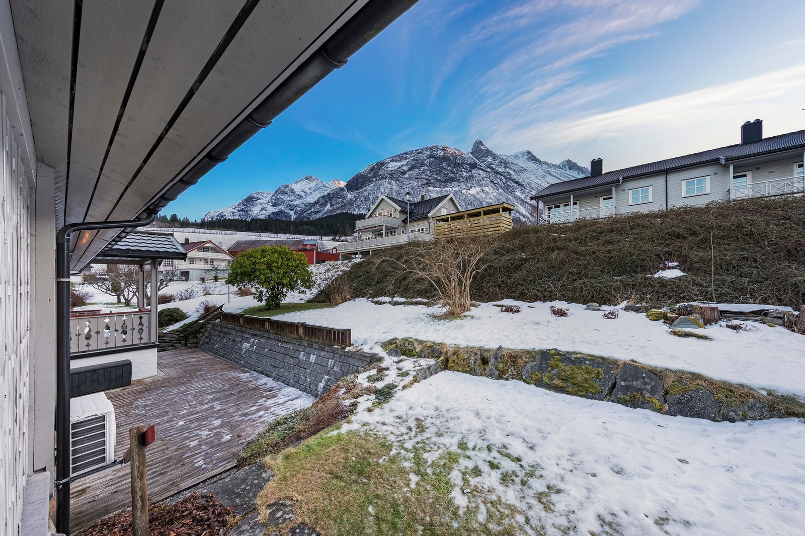 Det er en stor terrasse på baksiden av boligen Galleribilde