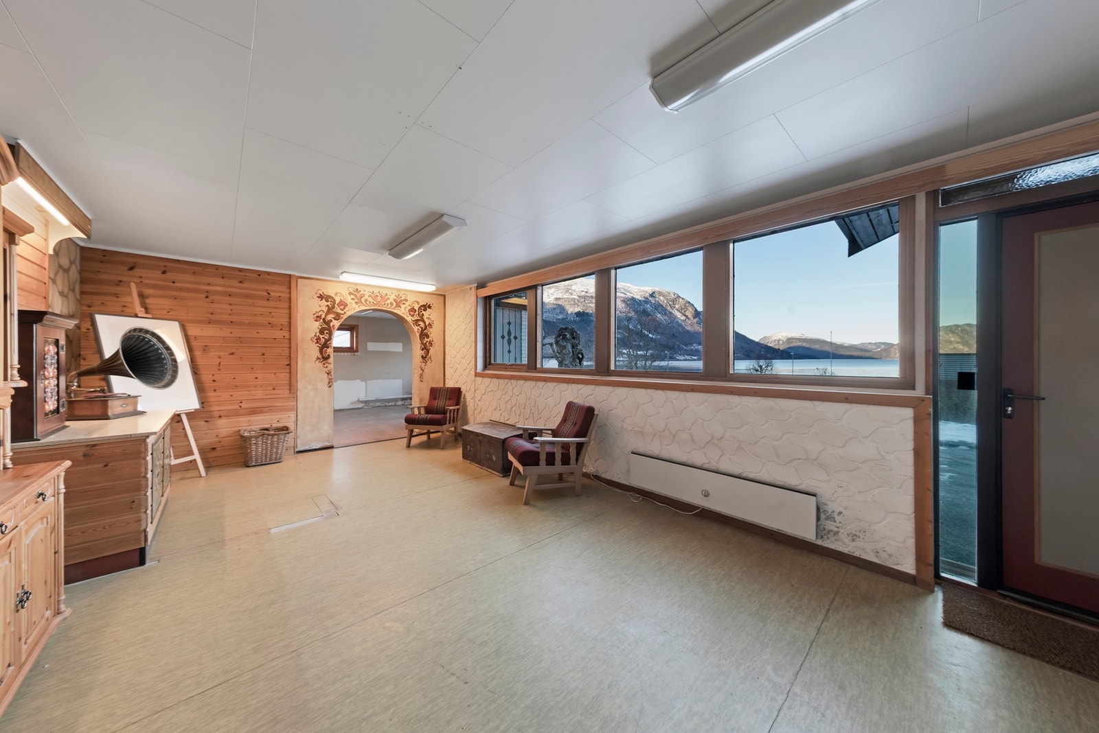 Stort rom i sokkeletasje som tidligere var benyttet til butikklokale Galleribilde