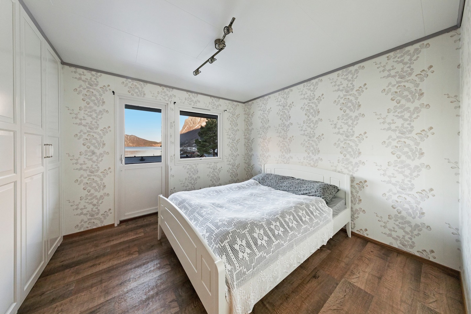 Hovedsoverom med godt med skapplass og utgang til veranda Galleribilde