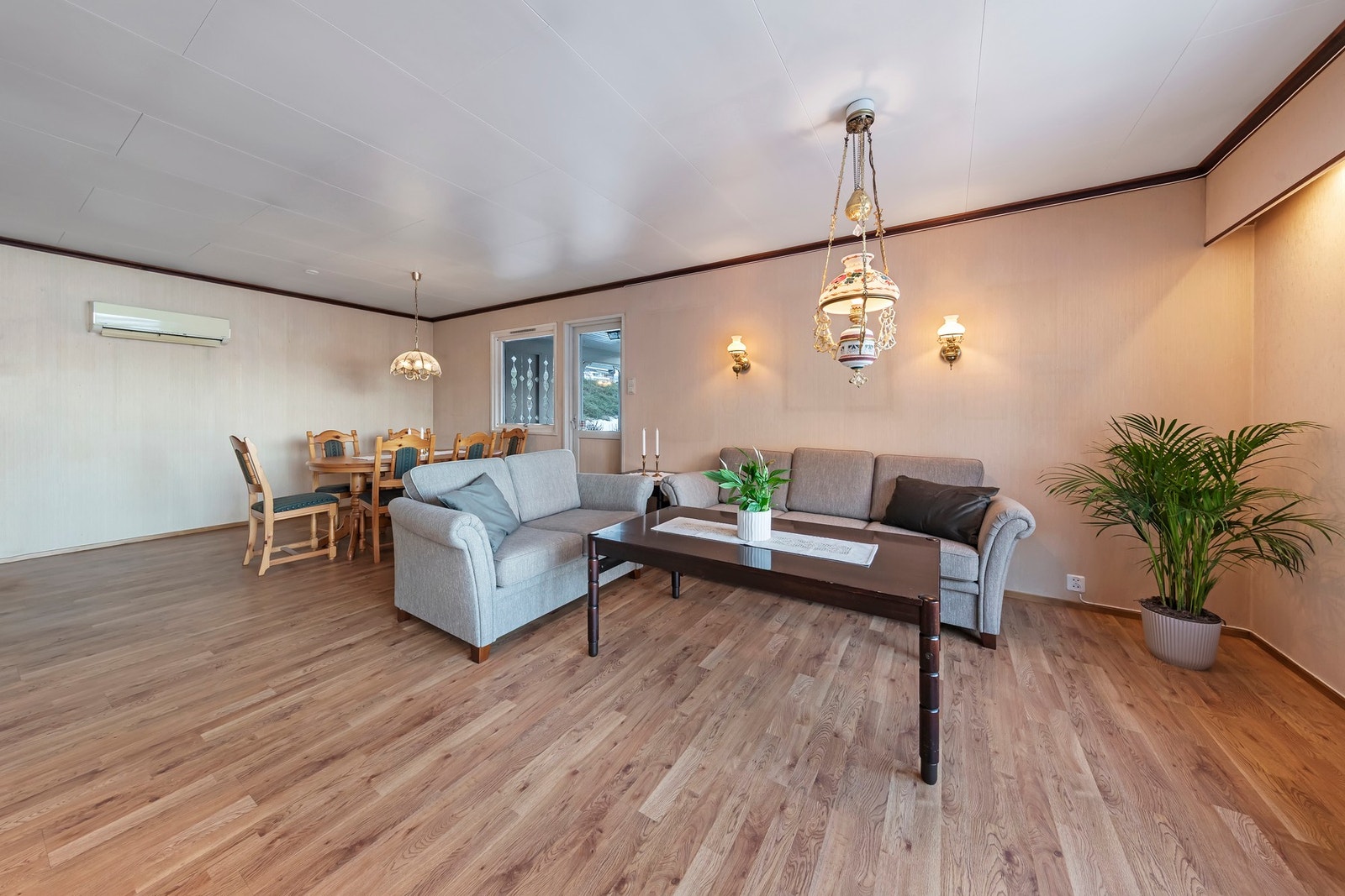 Utgang til overbygd veranda fra stua Galleribilde