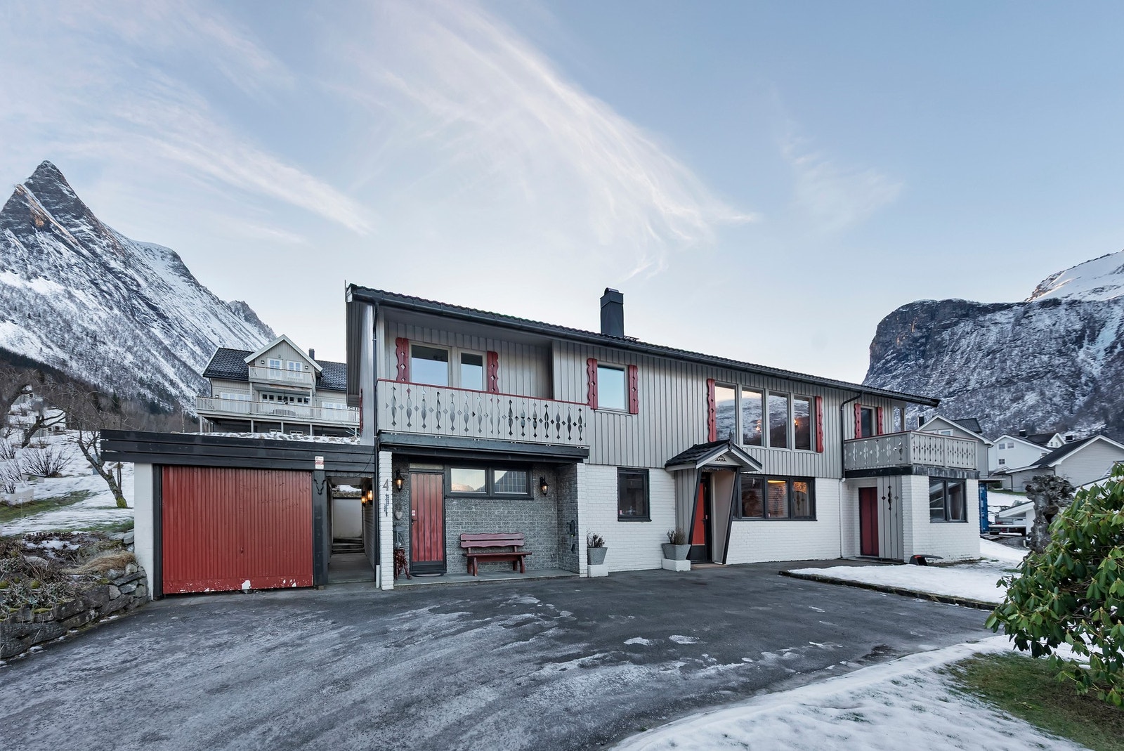 Boligen har garasje for 1 bil og meget gode parkeringsmuligheter utenfor Galleribilde