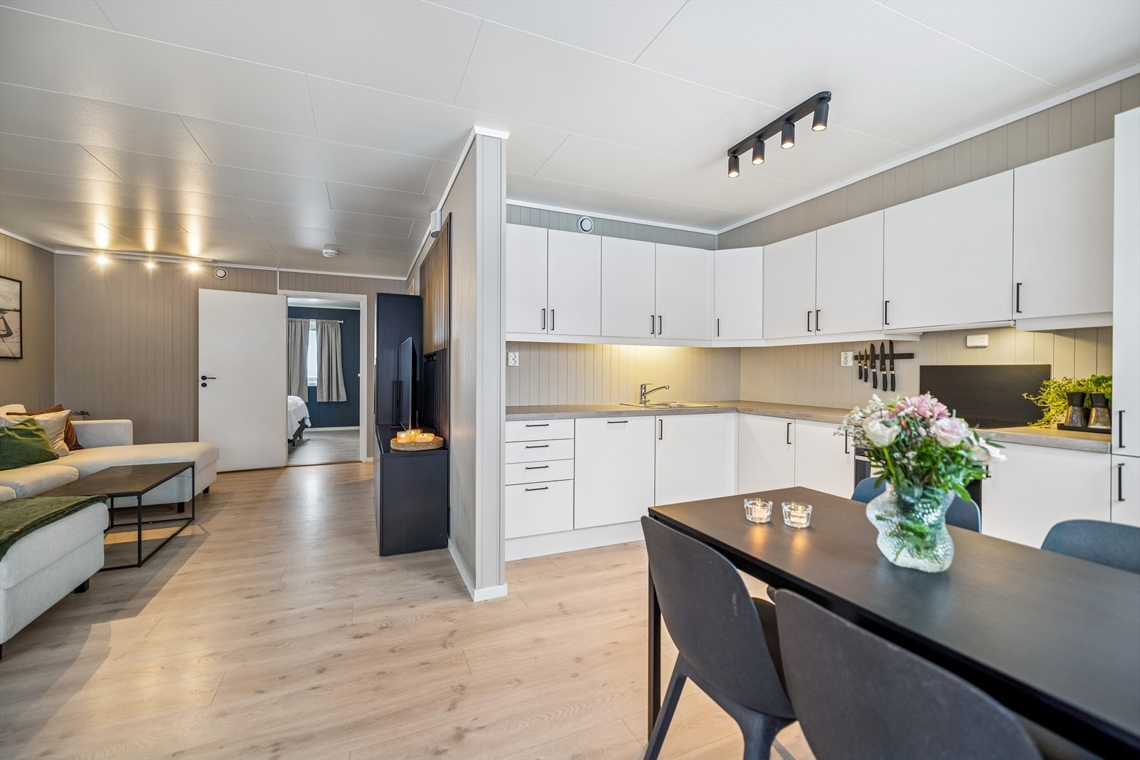 Kjøkkenet er levert av Sigdal og har en tidløs innredning med slette fronter. Galleribilde