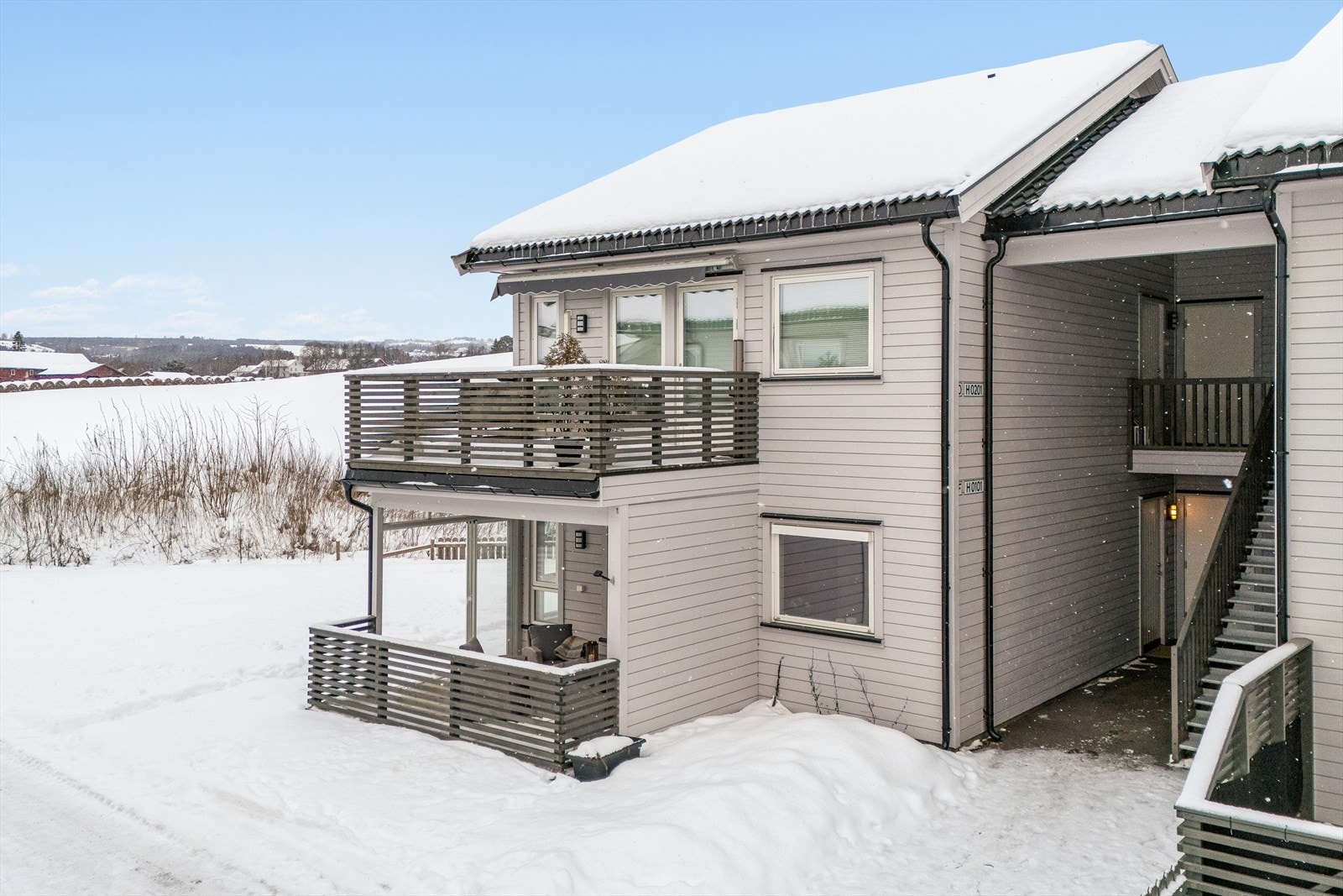 Tomten er opparbeidet med plen og ligger i et hovedsakelig flatt/svakt skrånende terreng. Galleribilde