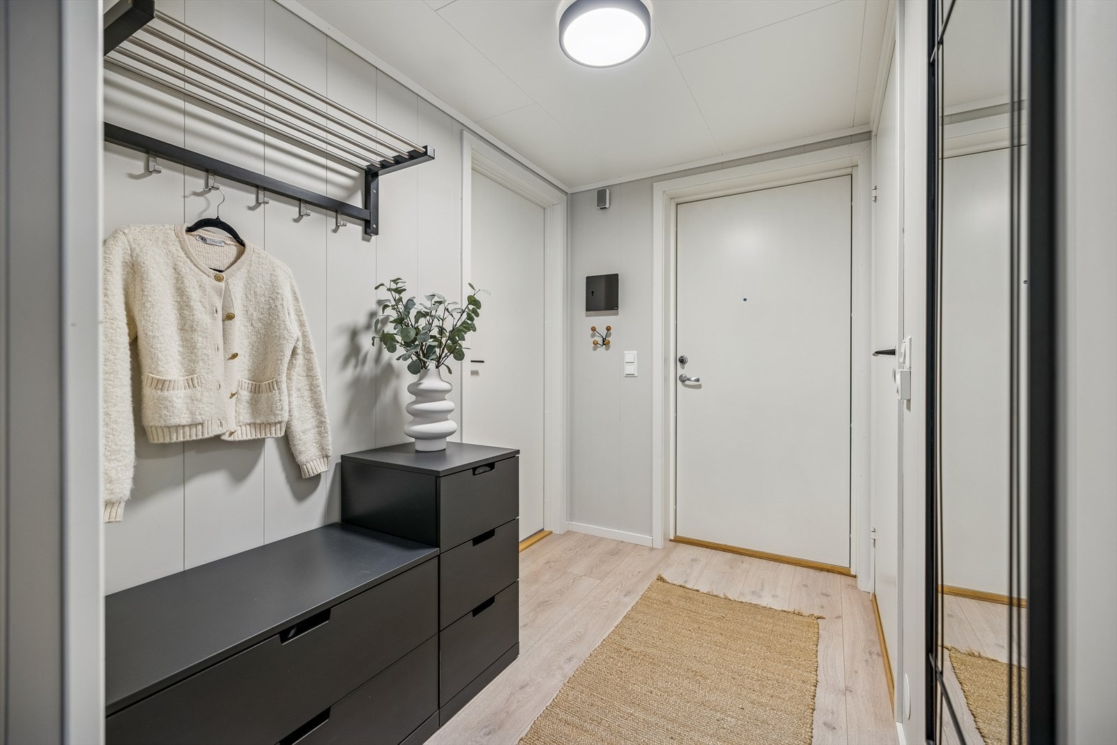 Entréen har plass til oppbevaring av yttertøy og sko. Galleribilde