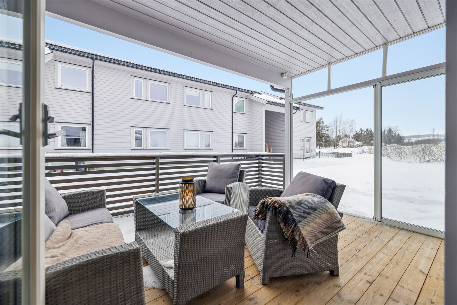 Fra stuen er det direkte utgang til en flott markterrasse på 12 m². Det er montert en glassvegg som kan åpnes mot hagen. Dette gir et lunere miljø på uteplassen. Galleribilde