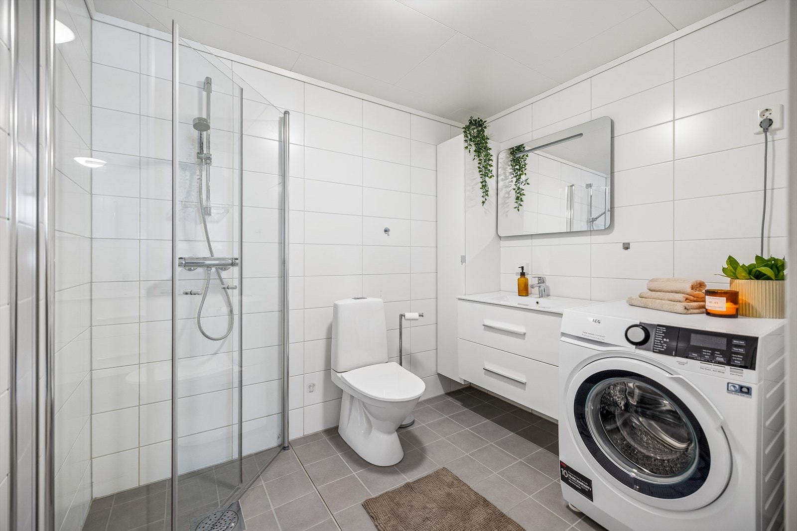 Her er det dusjvegger, gulvmontert toalett og vannbåren varme i gulvet. Galleribilde