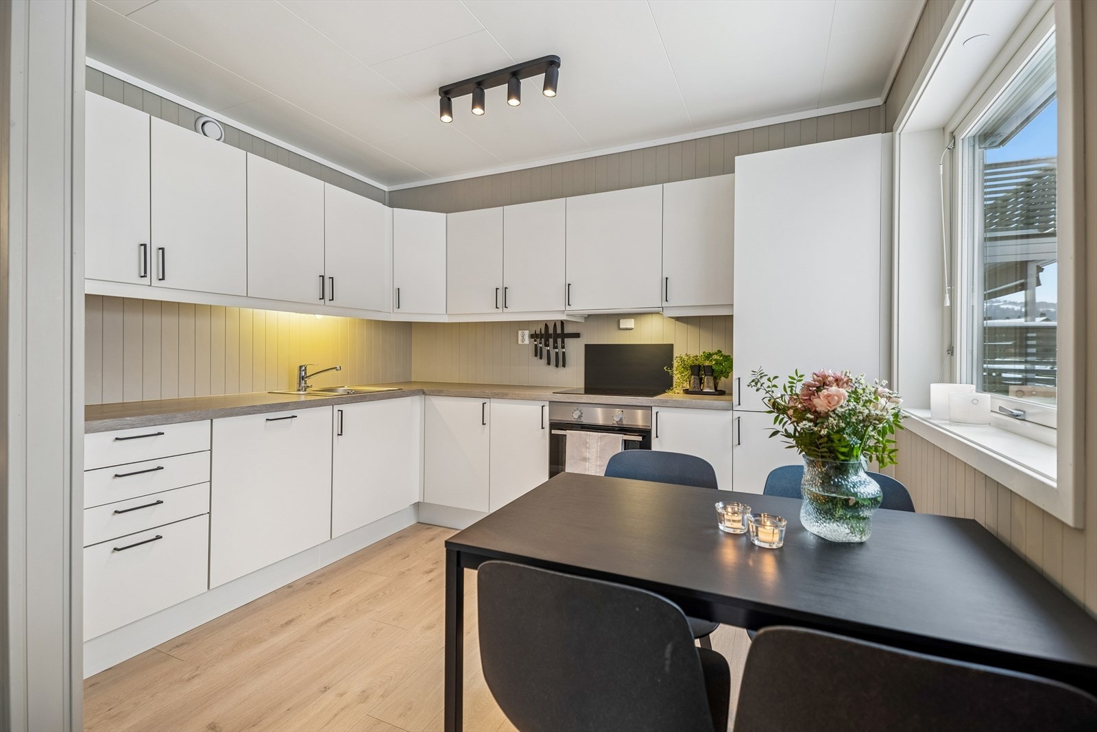 Innredningen byr på godt med skapplass og en slitesterk laminat benkeplate. Galleribilde