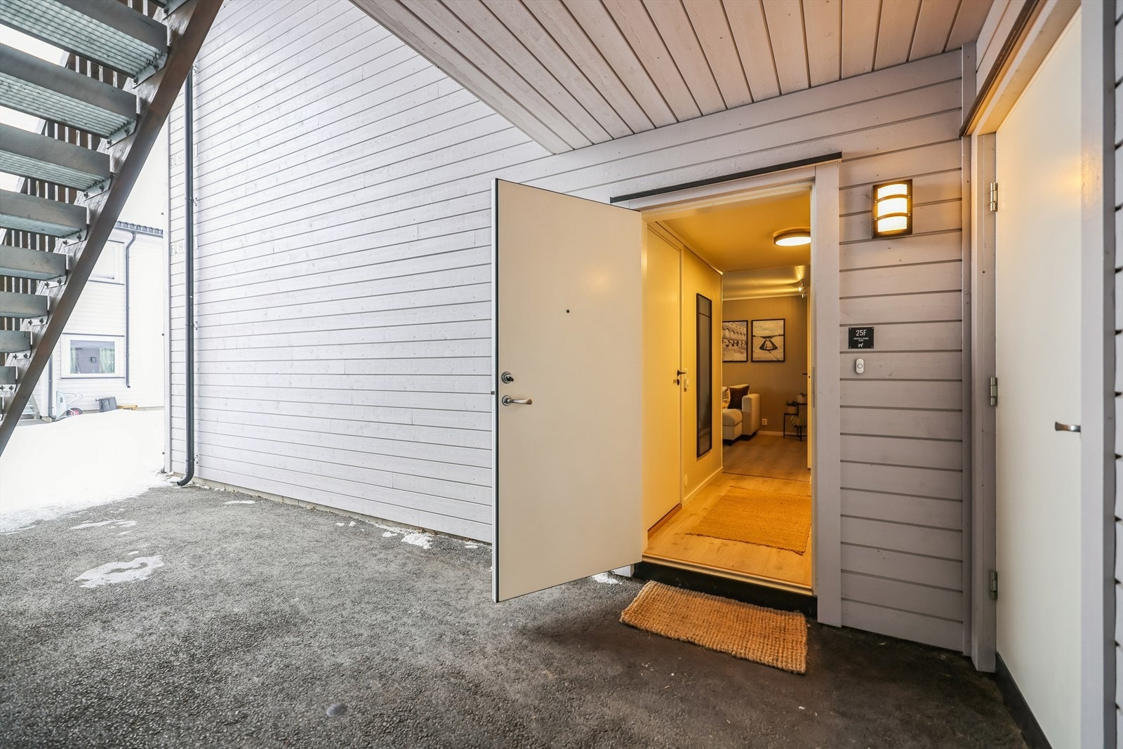 Velkommen inn. Leiligheten ligger på bakkeplan med enkel adkomst. Galleribilde