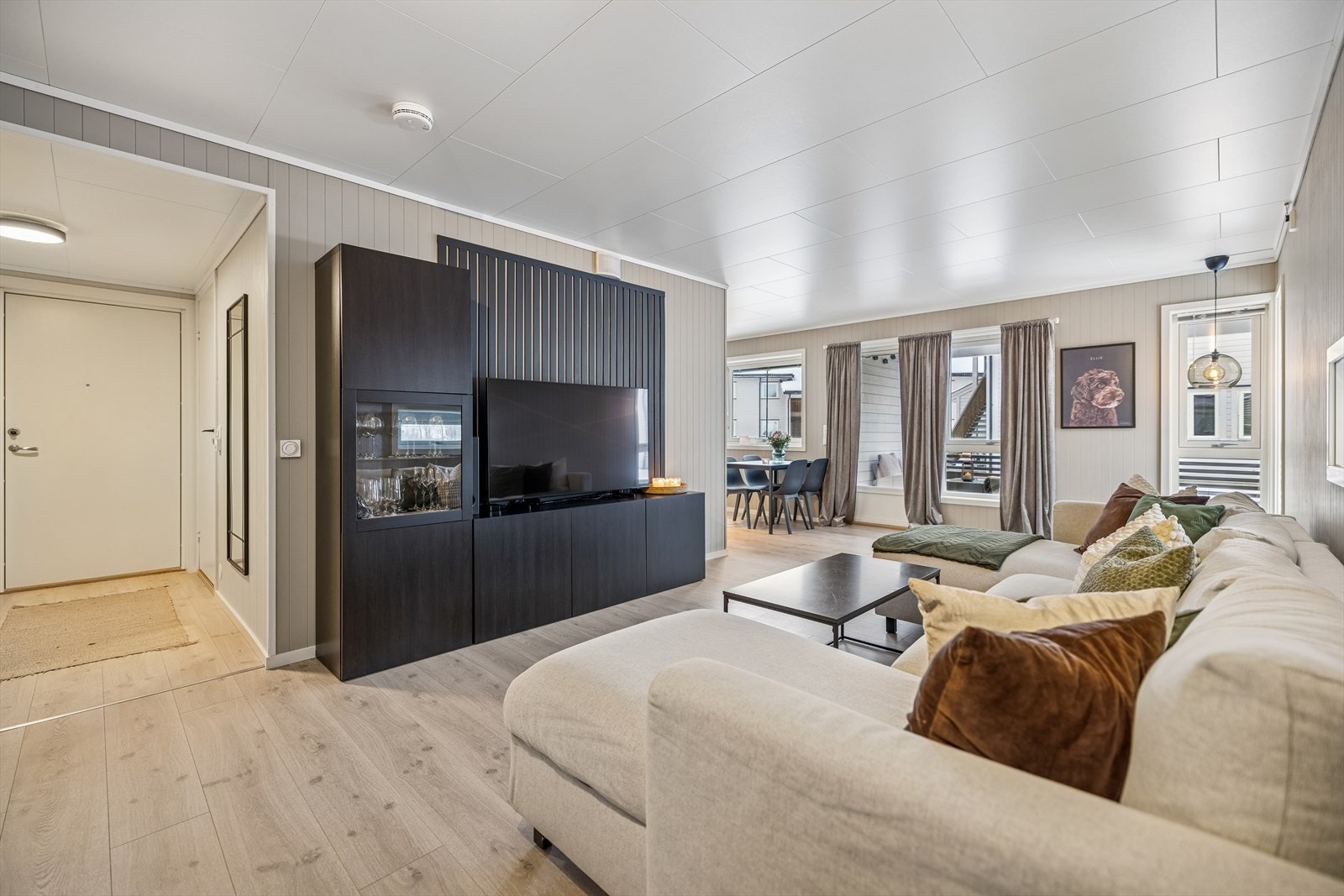 Stuen og kjøkkenet utgjør et sosialt og åpent fellesareal. Galleribilde