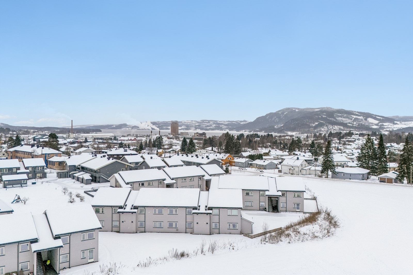 Området gir umiddelbar tilgang til natur og rekreasjon, med turstier i skog og mark. Galleribilde