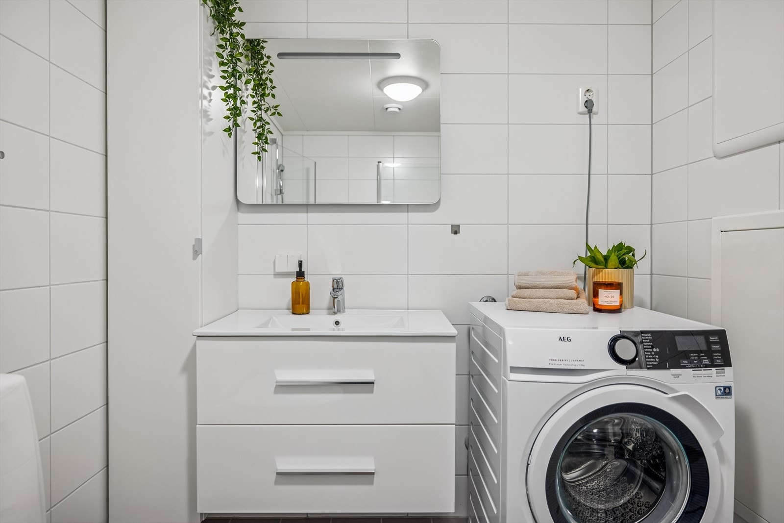 Baderomsinnredningen består av en heldekkende servant med underskap, høyskap og speil med belysning. Galleribilde